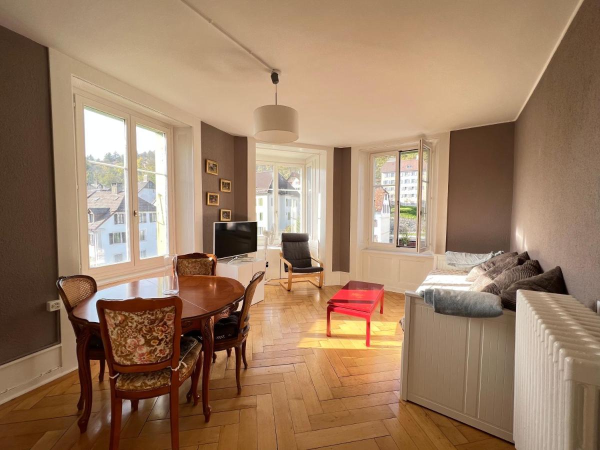 Le Locle : Bel Appartement Chaleureux エクステリア 写真