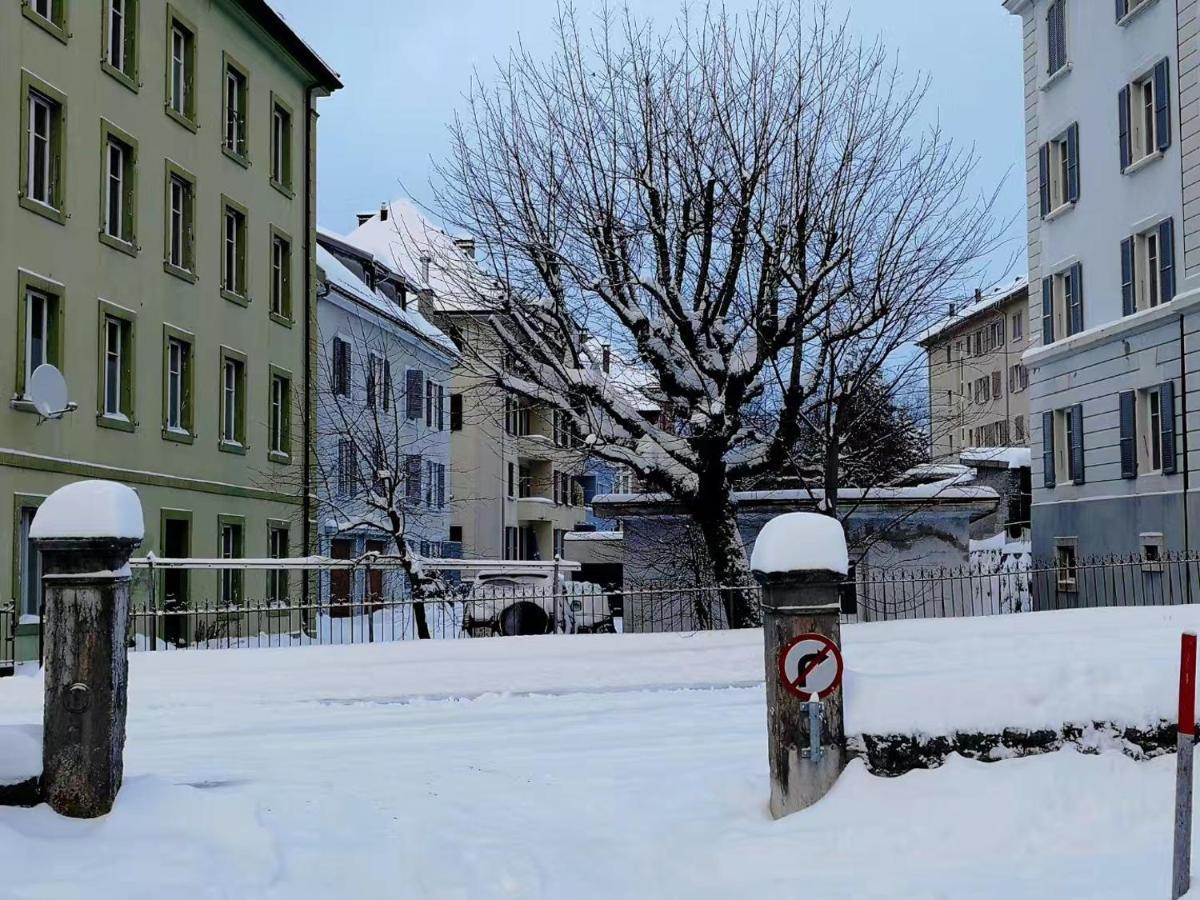 Le Locle : Bel Appartement Chaleureux エクステリア 写真